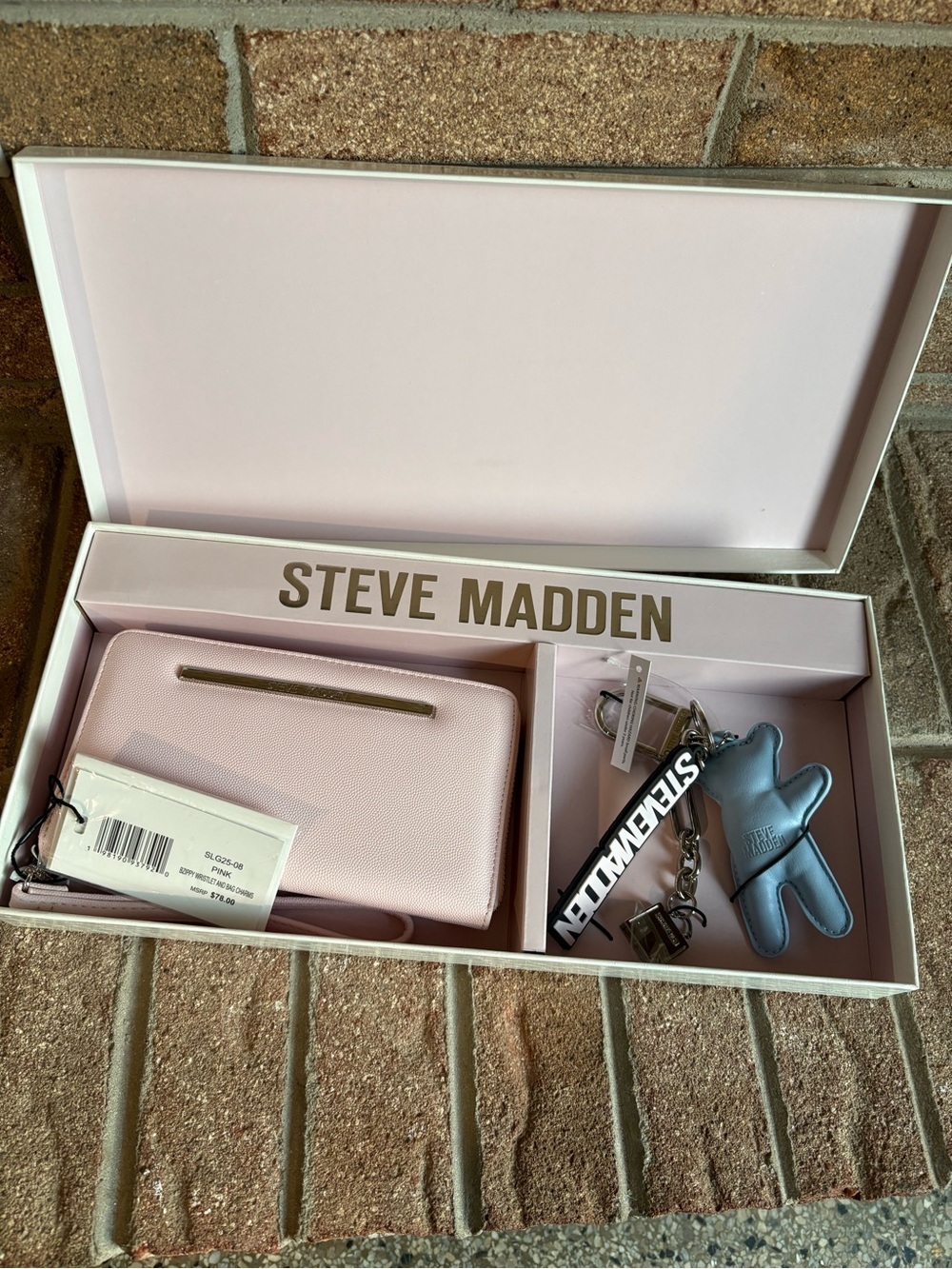 NWT & BOXED STEVE MADDEN BZIPPY
WRISTLET AND BAG CHRAMS
KEYRING